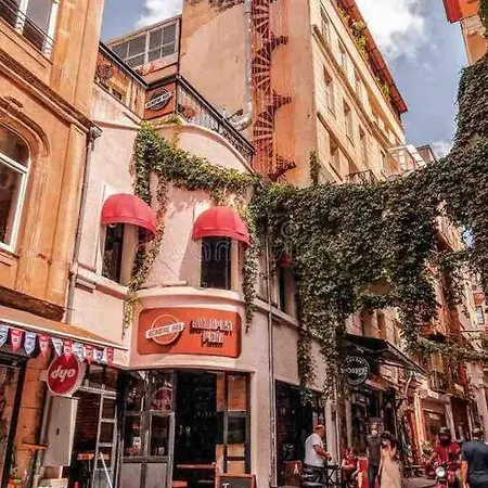 3br Ac&lift& 1 Min To Metro In Taksim Istanbul